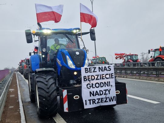 Około 300 traktorów i maszyn rolniczych blokuje węzeł autostradowy w okolicach Włocławka