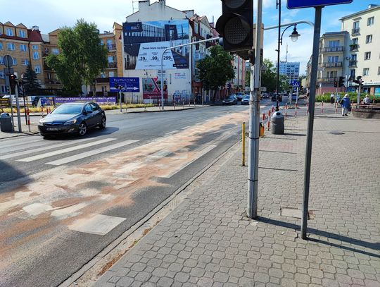 Olej na al. Chopina wyciekł z autobusu. Doszło do kolizji