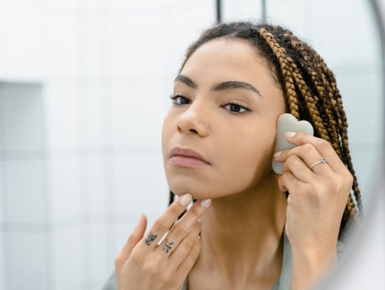 Opadanie dolnej części twarzy – skąd bierze się efekt „zsuwania się” tkanek