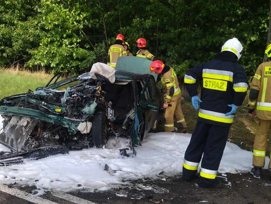 Opel uderzył w drzewo i zaczął się palić. Kierowca był nietrzeźwy