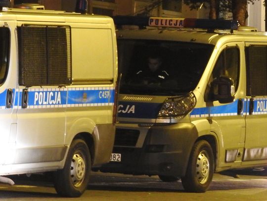 Opel uderzył w ogrodzenie i elewację budynku. Kierowca miał 1,5 promila