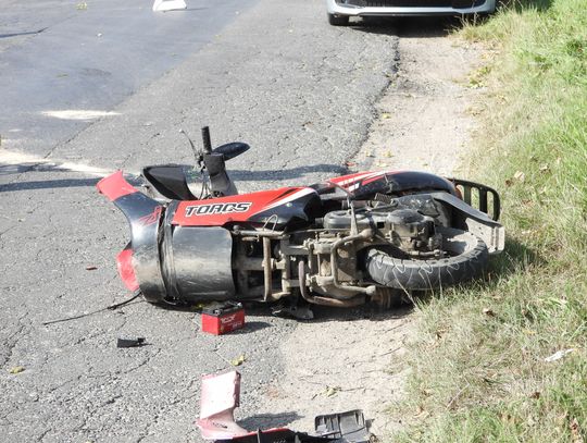 Opel zderzył się ze skuterem. Jedna osoba wymagała hospitalizacji 