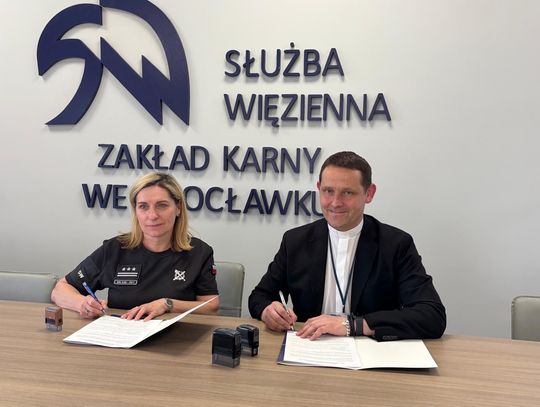 Osadzeni i osoby w kryzysie bezdomności będą sobie pomagać. Caritas i Zakład Karny we Włocławku podpisały porozumienie