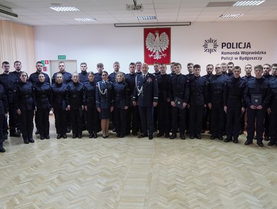 Ośmiu nowych policjantów trafi do Włocławka. Na razie pojadą na szkolenie