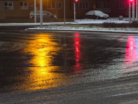Ostrzeżenie przed oblodzeniem kierowcy i piesi powinni zachować ostrożność
