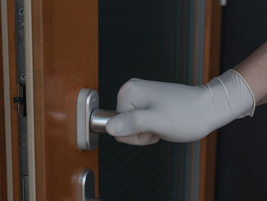 Oszuści podali się za pracowników spółdzielni i okradli 84-latkę