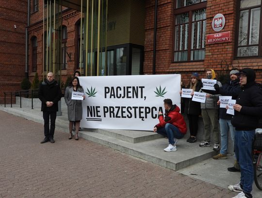 "Pacjent! Nie przestępca". Dziś odbyła się rozprawa apelacyjna byłego policjanta oskarżonego o posiadanie marihuany