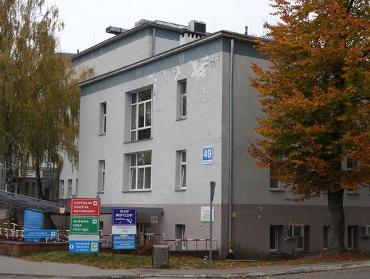 Pacjent ukradł auto pracownika szpitala. Wcześniej niszczył sprzęt na terenie lecznicy