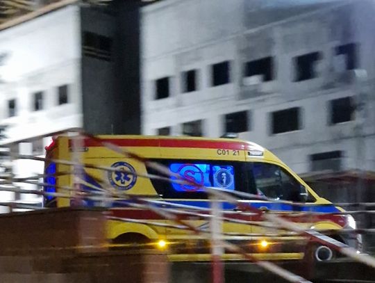 Pacjent wypadł z wózka transportowego w ambulansie. Policja prosi o pomoc