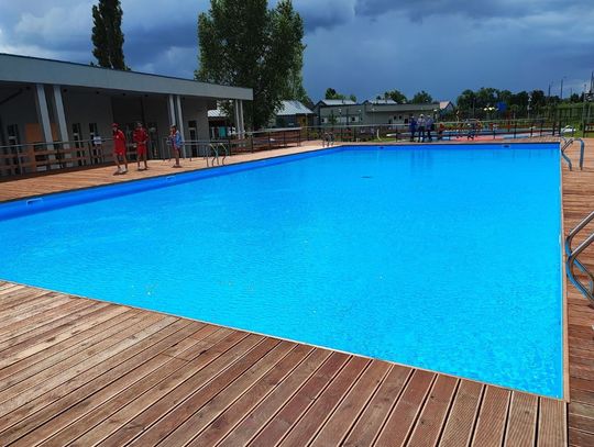 Pałeczki ropy błękitnej zostały usunięte z dużej niecki basenowej