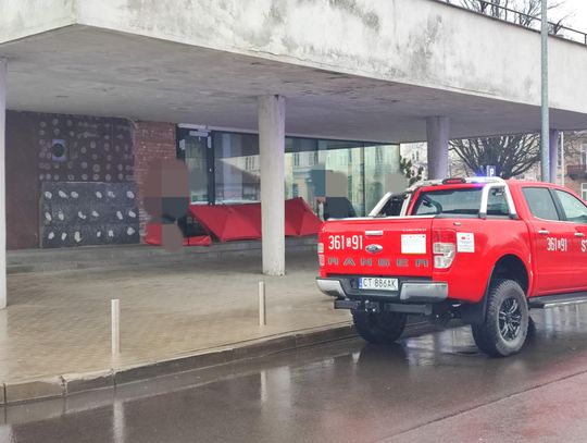 Parawan strażacki na schodach przed Hotelem Kujawy. Mężczyzna nie żyje