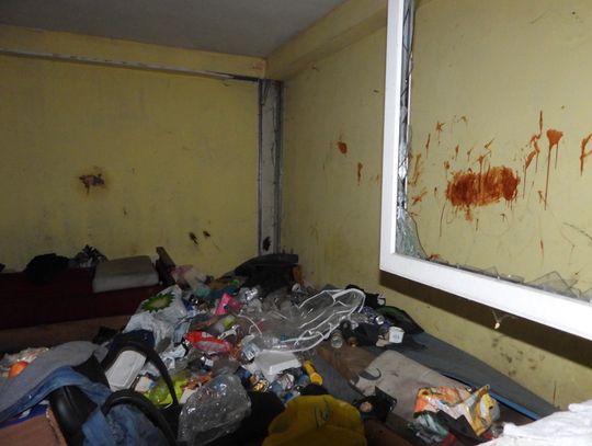 Patrol Straży Miejskiej natknął się na zwłoki 37-latka w pustostanie. Ściany pomazane krwią?