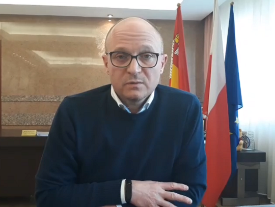 Patrole na ulicach Włocławka przypominają o istniejącym zagrożeniu ze strony SARS-CoV-2
