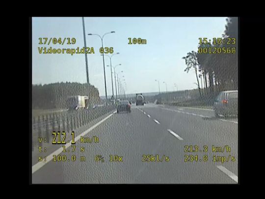 Pędzili autostradą ponad 200 km/h. Dostali po 10 punktów karnych i mandaty