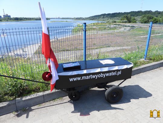 Pielgrzymka "Martwego Obywatela" z trumną dotarła do Włocławka