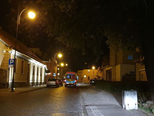 Pijana 34-latka kierowała bez uprawnień pojazdem. Uderzyła w znak drogowy, budynek i zaparkowane auto...