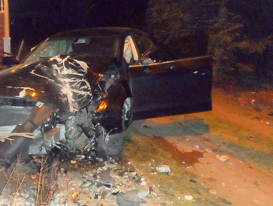 Pijany 17-latek bez prawa jazdy rozbił auto na przydrożnym słupie 