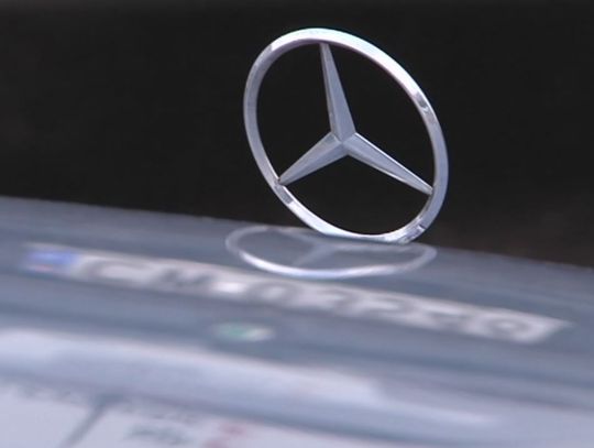 Pijany 24 latek kilkakrotnie uderzał w zaparkowane auto. Właściciel wybiegł z domu...