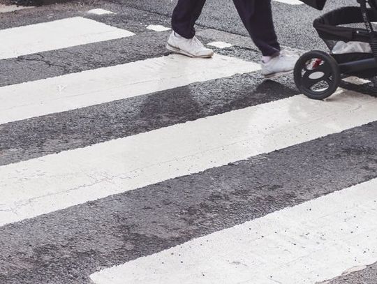 Pijany 26 latek prowadził wózek z dwuletnim dzieckiem - "prawie" wjeżdżał na jezdnię. Policja szuka świadków