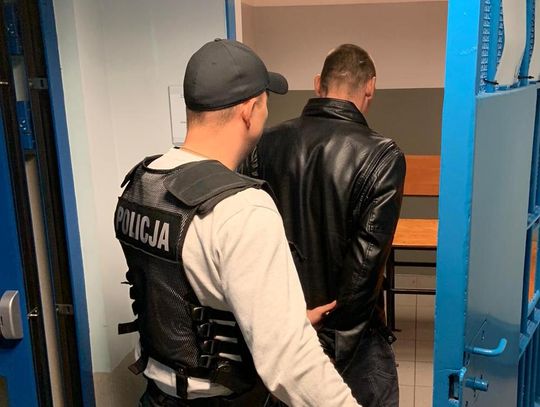 Pijany 35-latek zaatakował policjantów. Wcześniej wybił szybę w oknie i prowadził auto