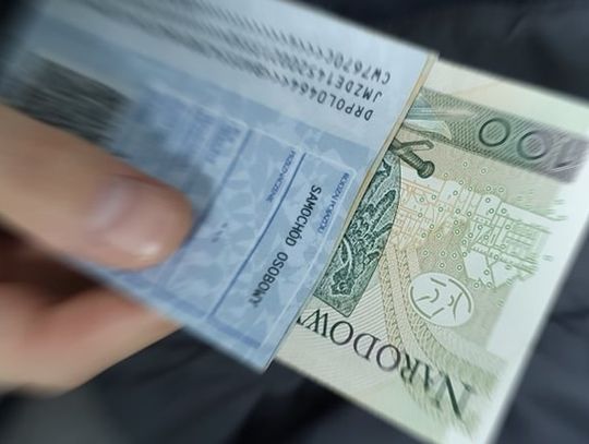 Pijany kierowca chciał wręczyć łapówkę policjantom. Założyli mu kajdanki, dziś został doprowadzony do prokuratury