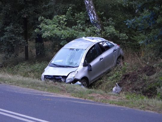 Pijany kierowca dachował na łuku drogi i próbował uciec z miejsca zdarzenia...