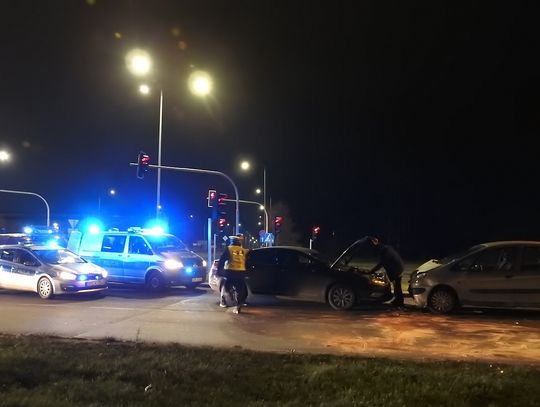 Pijany kierowca jechał pod prąd ul. Kruszyńską. Doszło do czołowego zderzenia 