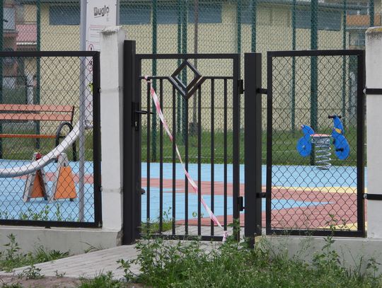 Plac zabaw zbudowany z Budżetu Obywatelskiego zamknięty dla niektórych, bo najpierw trzeba "przeciąć wstęgę"...