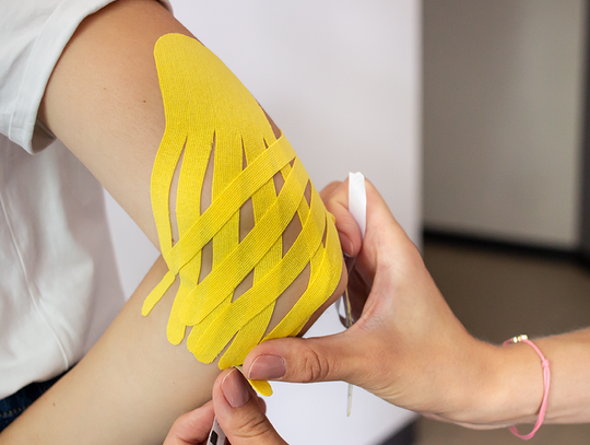 Plastry do kinezjotapingu i ich zastosowanie w bieganiu. Zobacz, jak to działa!