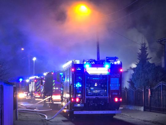 Płonie dom przy ul. Słowiczej. Trwa akcja ratunkowa i gaśnicza