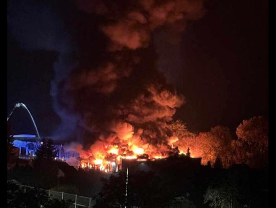 Płonie hala przy ul. Toruńskiej