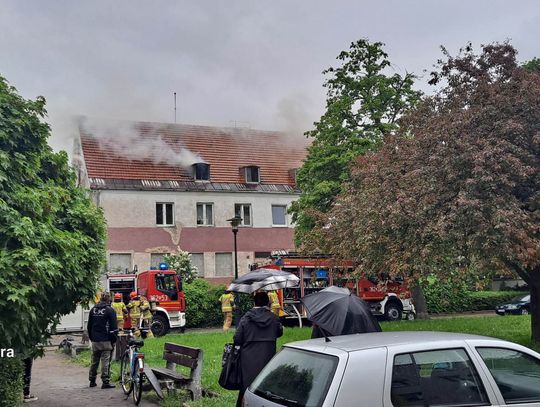 Płonie poddasze kamienicy przy ul. Jagiellońskiej. Trwa akcja gaśnicza