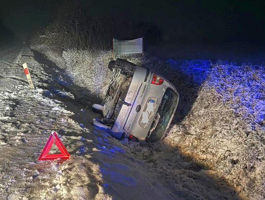 Płowce. Auto dachowało na śliskiej drodze