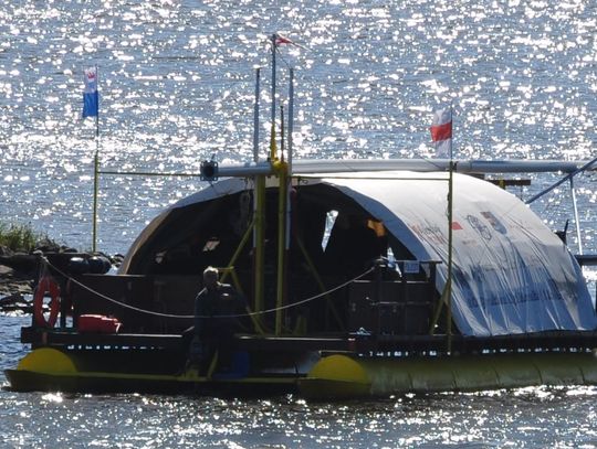 Płyną tratwą z Krakowa do Kołobrzegu. Zatrzymali się we Włocławku