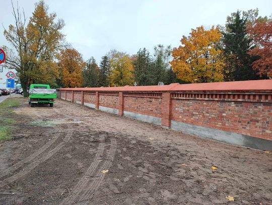 Po ponad siedmiu miesiącach mur wokół Cmentarza Komunalnego został naprawiony