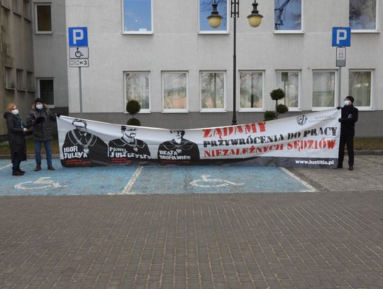 Pod Urzędem Miasta odbył się kolejny protest w obronie zawieszonych sędziów