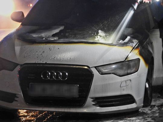 Podczas nocnego wyłączania oświetlenia, na osiedlu Południe spłonęło Audi