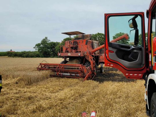 W Brzeziu zapalił się kombajn. Na miejscu 5 zastępów straży pożarnej