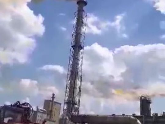 Podrażniający drogi oddechowe żółty dym nad zakładami Anwil S.A.