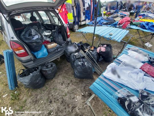 Podróbki na włocławskim targowisku. Zabezpieczono 490 sztuk odzieży