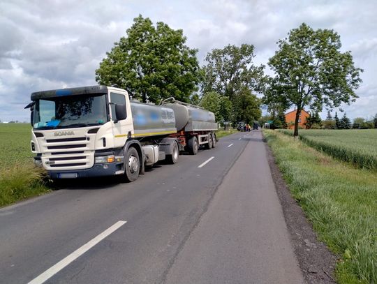 Pojazd ciężarowy wyprzedzając ciągnik zahaczył o siewnik
