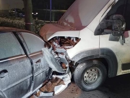 Pojazd dostawczy uderzył w auto osobowe. 30-latka wymagała hospitalizacji