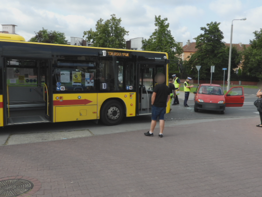 Pojazd osobowy zderzył się z autobusem. Jedna osoba przewieziona do szpitala