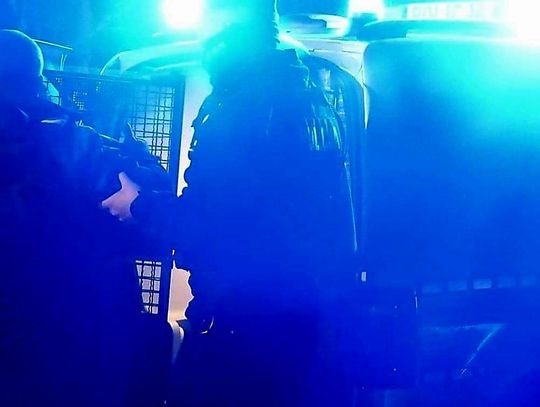 Policja i straż na moście stalowym. Służby znów ratowały desperata