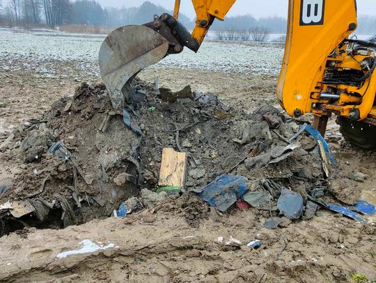 Policja i WIOŚ na działce pod Lipnem. Co tam zakopano?