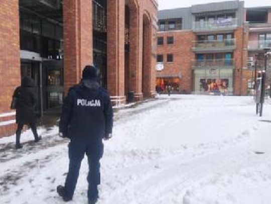 Policja kontroluje czy klienci sklepów noszą maski