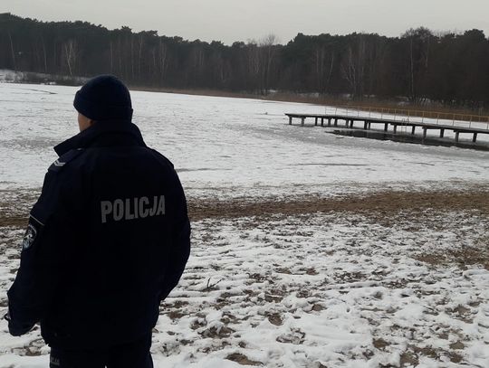 Policja radzi co robić, gdy załamie się pod nami lód