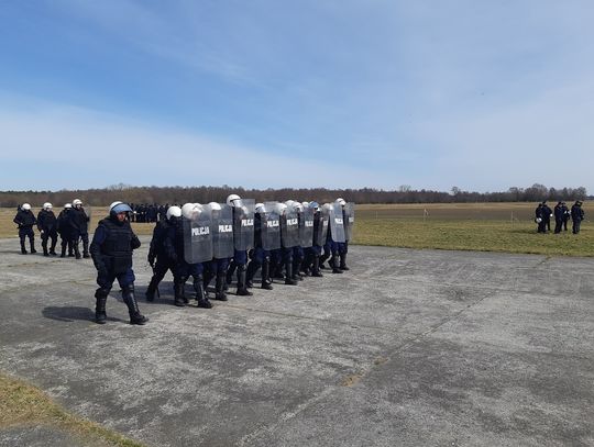 Policjanci doskonalili swoje umiejętności na lotnisku 