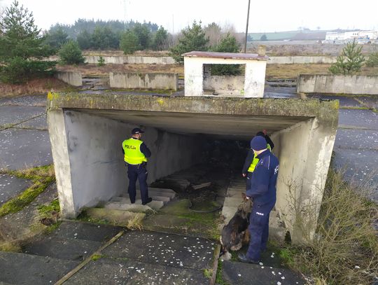 Policjanci kontrolują miejsca, w których mogą przebywać bezdomni