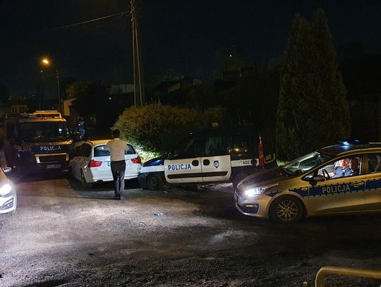 Policjanci musieli staranować BMW, aby zatrzymać uciekającego kierowce. Prawdopodobnie w aucie miał przedmioty pochodzące z kradzieży